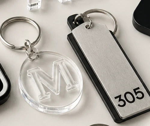 Llaveros personalizados en acrílico y metal con inicial grabada y numeración de habitación
