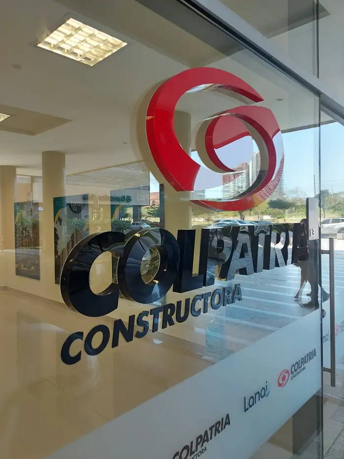 Aviso corporativo de Colpatria Constructora en letras volumétricas sobre el acceso de la sede