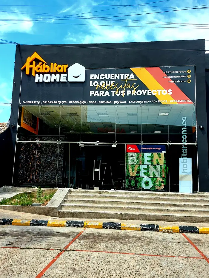 Aviso de gran formato en la fachada completa del punto de venta Hábitar Home