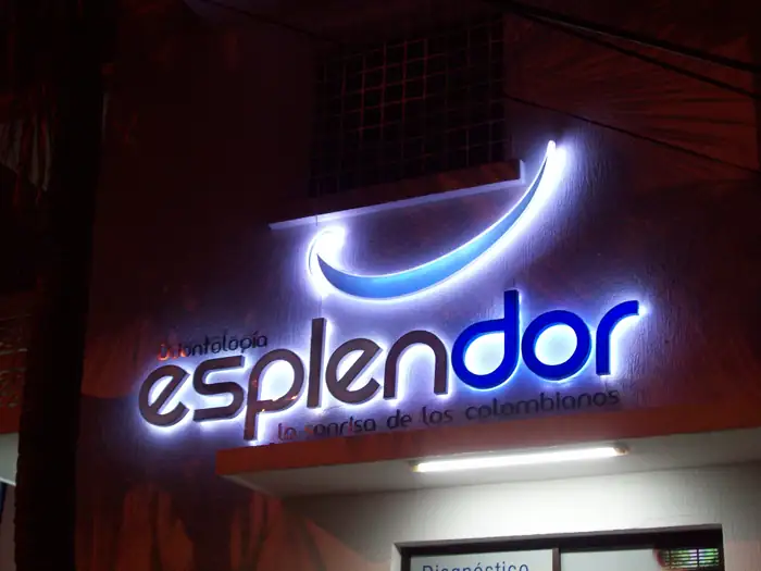 Letras corpóreas iluminadas con LED en la fachada de Odontología Esplendor, vistas de noche