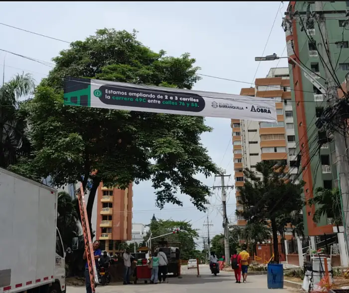 Pasacalle instalado sobre la vía para la Alcaldía de Barranquilla anunciando una obra de ampliación