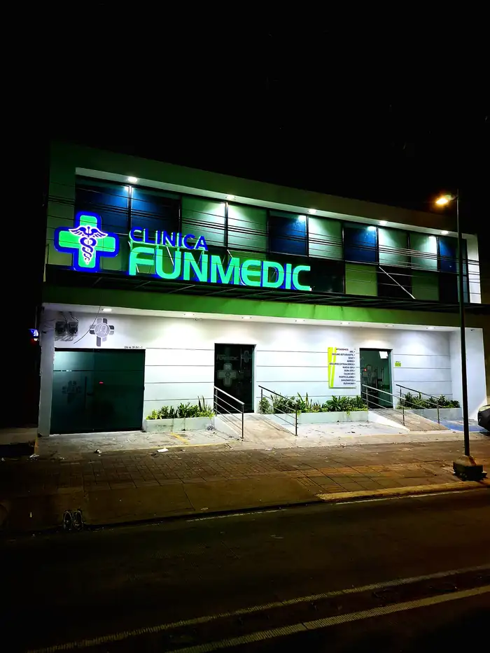 Fachada de la Clínica Funmedic con avisos luminosos fabricados por Signograf encendidos de noche