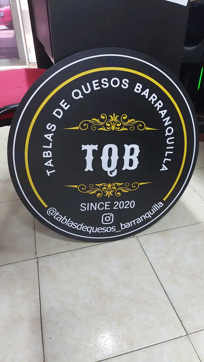 Letrero circular de Tablas de Quesos Barranquilla terminado en el taller antes de instalarlo