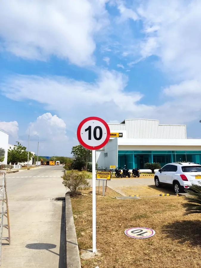 Señal de límite de velocidad instalada sobre pedestal en zona industrial de Barranquilla